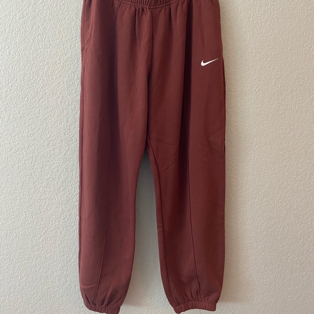 Nike Essential Fleece Sweatpant in Chocolate Brown